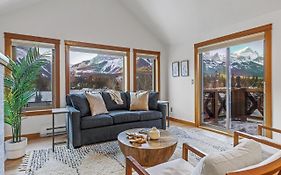 Updated Attractive Downtown Condo! Sleeps 10, Hot Tub, Mountain Views Managed By Little Sister Getaways