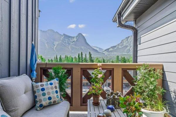 Updated Attractive Downtown Condo! Sleeps 10, Hot Tub, Mountain Views Managed By Little Sister Getaways Canmore Exterior photo