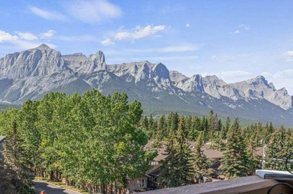 Updated Attractive Downtown Condo! Sleeps 10, Hot Tub, Mountain Views Managed By Little Sister Getaways Canmore Exterior photo