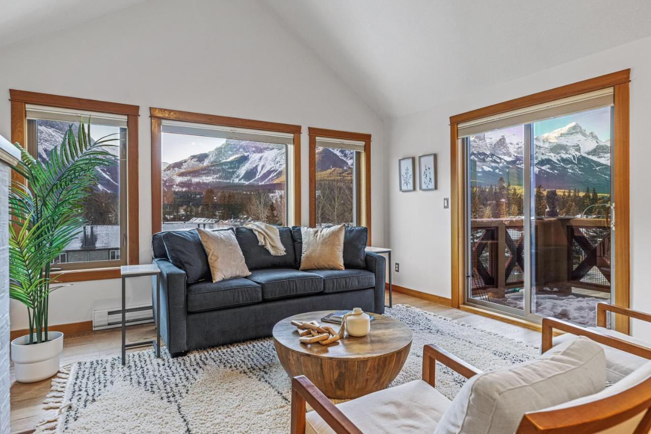 Updated Attractive Downtown Condo! Sleeps 10, Hot Tub, Mountain Views Managed By Little Sister Getaways Canmore Exterior photo