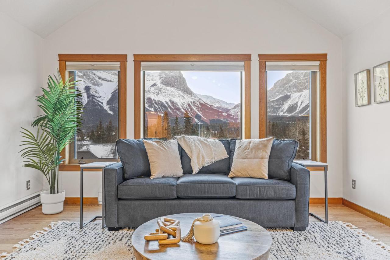 Updated Attractive Downtown Condo! Sleeps 10, Hot Tub, Mountain Views Managed By Little Sister Getaways Canmore Exterior photo