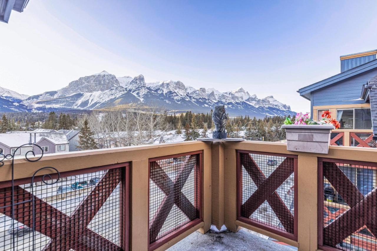 Updated Attractive Downtown Condo! Sleeps 10, Hot Tub, Mountain Views Managed By Little Sister Getaways Canmore Exterior photo