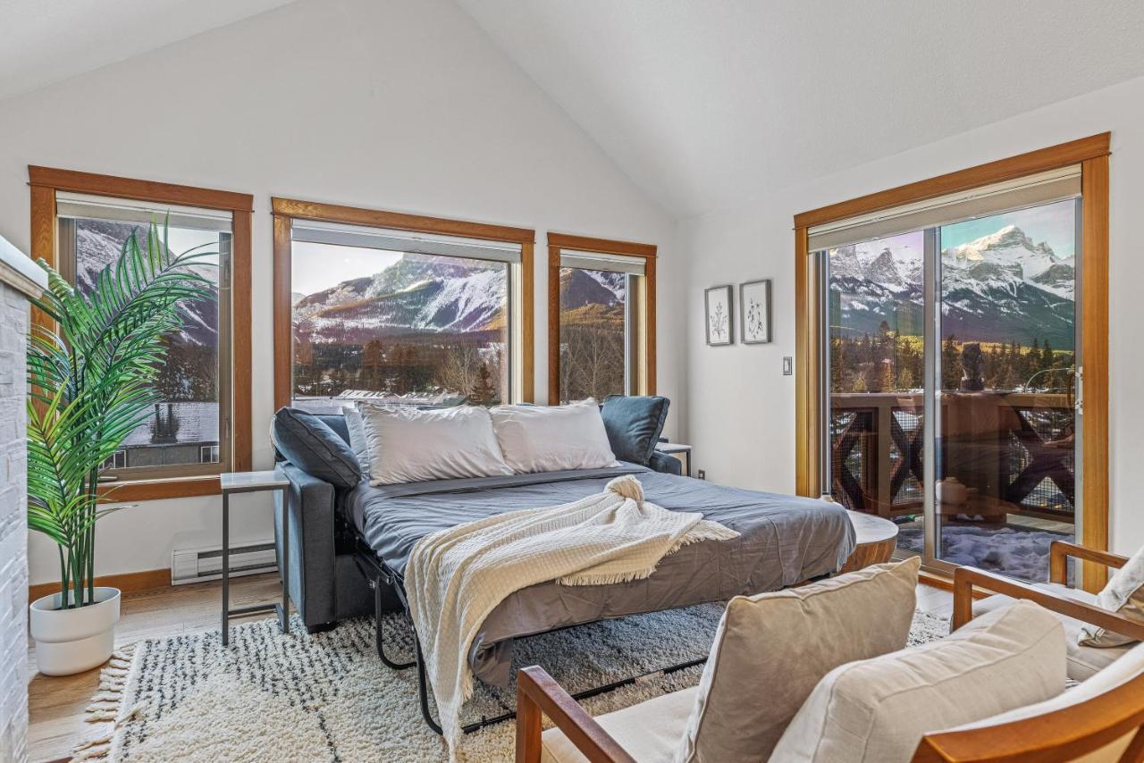 Updated Attractive Downtown Condo! Sleeps 10, Hot Tub, Mountain Views Managed By Little Sister Getaways Canmore Exterior photo